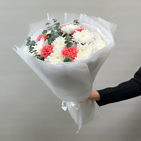 Букет из хризантемы и диантусов "Лину"