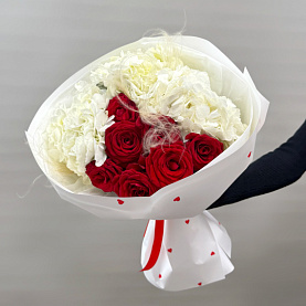 Букет "Виго" из роз с гортензией