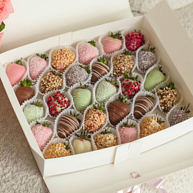 Бокс с клубникой в шоколаде "Монруж"