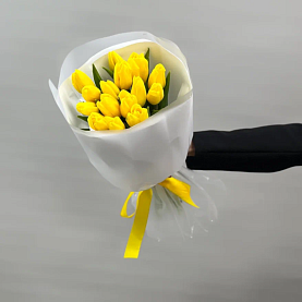 Букет из 15 желтых тюльпанов