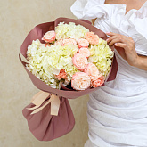 Букет из гортензии и кустовой розы "Хамар"