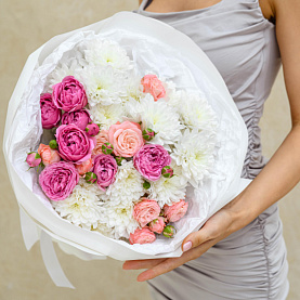 Букет из хризантемы и кустовой розы "Страсбург"