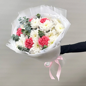 Букет из хризантемы и диантусов "Лину"