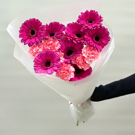 Букет Марбелья из герберы и диантусов