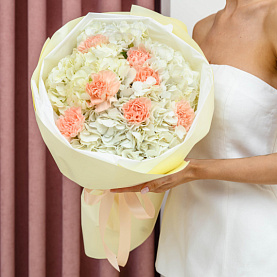 Букет из гортензии и диантуса 