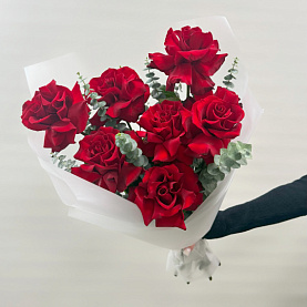 Букет из 7 французских роз и эвкалипта  "Берген"