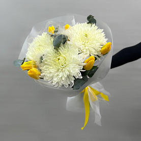 Букет "Бухарест" из одноголовой хризантемы и тюльпанов